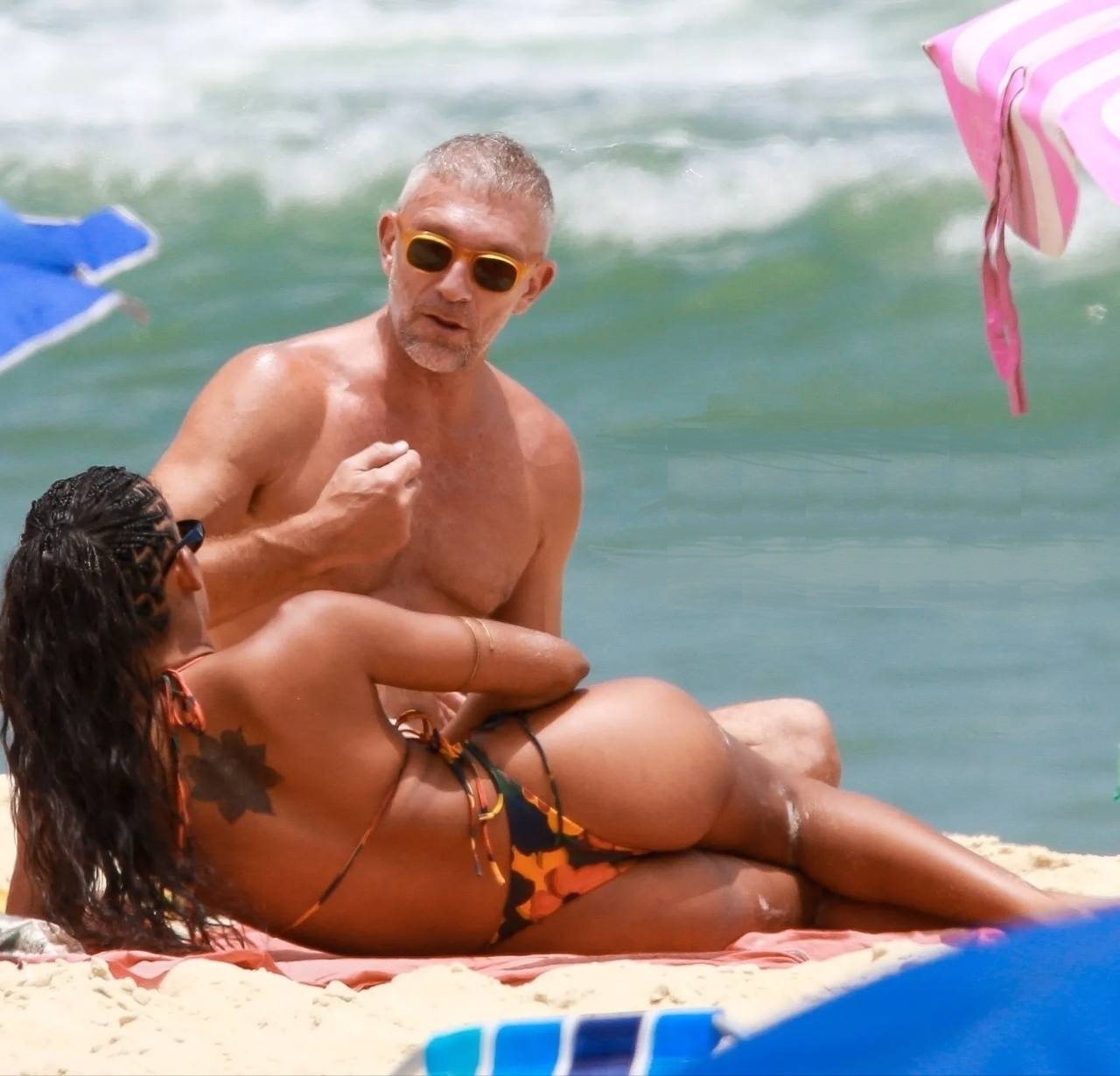 Папарацци подловили подкаблучника Венсана Касселя и Нару Баптисту на пляже в Рио. Топ фото бразильской красавицы Нары баптисты в бикини
